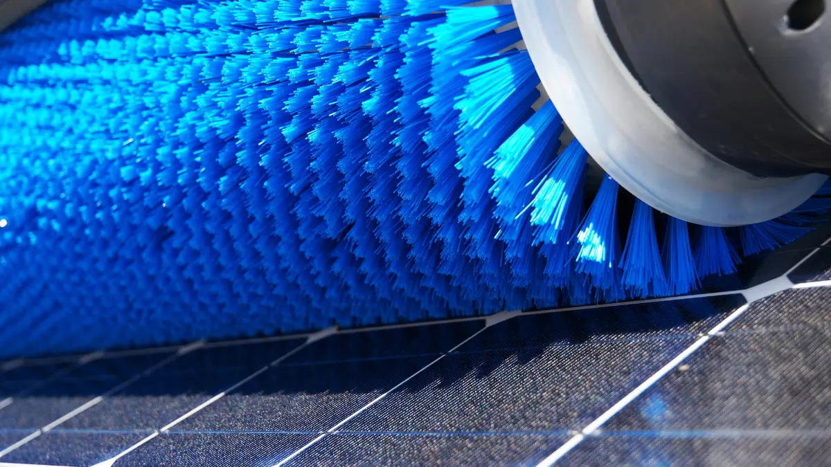 Mantenimiento a paneles solares.