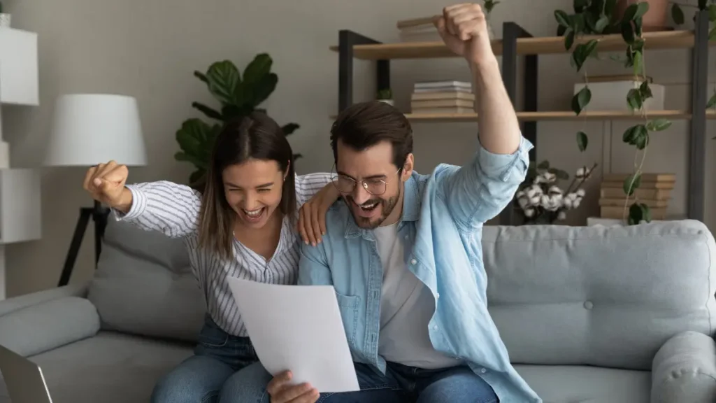 Pareja feliz con la energía solar.