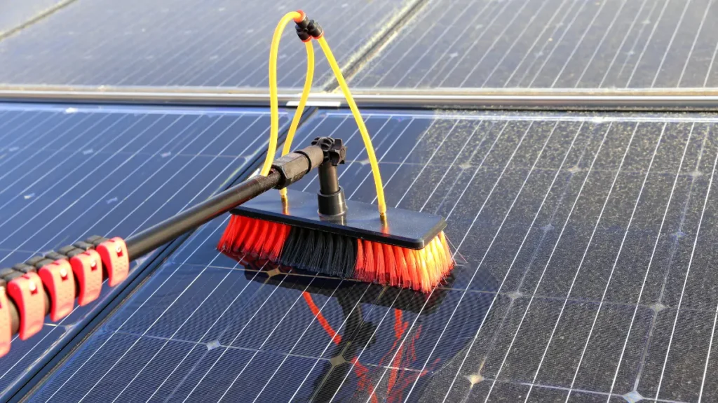 Mantenimiento a paneles solares.